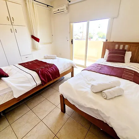 First Floor Overlooking Pool Appartamento Paphos