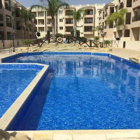 Apartamento First Floor Overlooking Pool