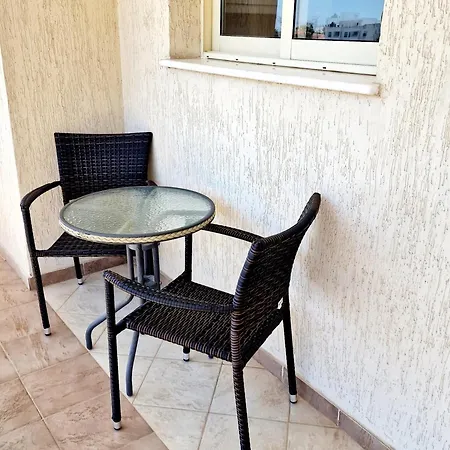 First Floor Overlooking Pool Apartamento Paphos