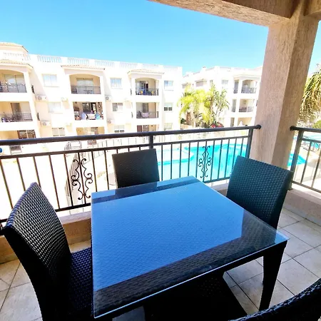 First Floor Overlooking Pool Apartamento *